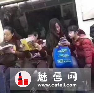 女人舔嘴唇是什么意思 女生回复撇嘴表情代表